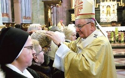 Abp Stanisław Budzik błogosławił cierpiących.