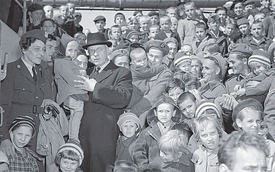 Premier Peter Fraser (trzyma dziecko) i Maria Wodzicka (po lewej stronie, w mundurze), witają polskie dzieci w Nowej Zelandii