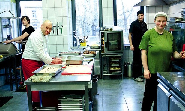 Awokado Lunch Bar zyskał w Krakowie dobrą sławę i jest dumą „Ogniska”. Na zdjęciu od lewej: Darek, Arek, Grzegorz i Paulina.