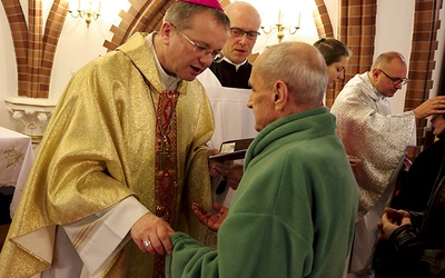 Mszę św. dla pacjentów i personelu szpitala odprawił  bp Tadeusz Lityński.