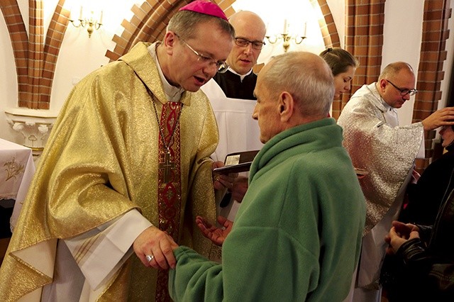 Mszę św. dla pacjentów i personelu szpitala odprawił  bp Tadeusz Lityński.