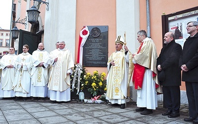 ▲	Tablicę odsłonili burmistrz Franciszek Fejdych i proboszcz ks. Stanisław Bogaczewicz, a poświęcił bp Rudolf Pierskała.