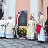 ▲	Tablicę odsłonili burmistrz Franciszek Fejdych i proboszcz ks. Stanisław Bogaczewicz, a poświęcił bp Rudolf Pierskała.