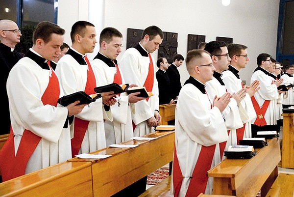 ▲	Rozesłanie diakonów odbyło się podczas nieszporów w kościele seminaryjnym.