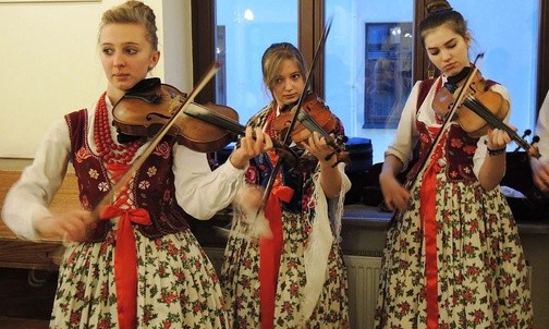 Wszystkim przygrywała kapela "Spod Czoha" w Łękawicy