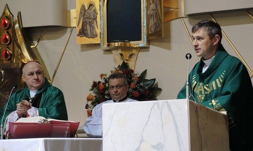 Bp Piotr Greger i ks. Robert Kasprowski podczas Eucharystii dla krwiodawców Podbeskidzia