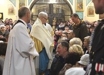 Biskup płocki błogosławił wiernych Najświętszym Sakramentem, tak jak się to czyni w Lourdes.