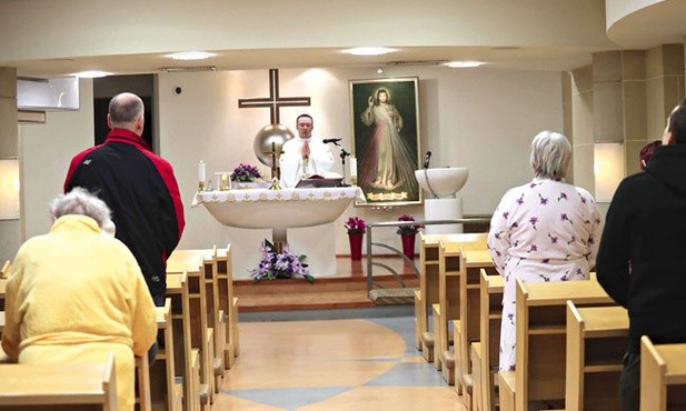 Ks. M. Nowak sprawuje Mszę św. w kaplicy Szpitala Wojewódzkiego.