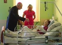 ▲	Biskup Jacek Jezierski podarował pacjentom hospicjum różańce. 