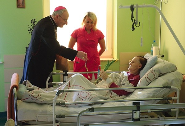 ▲	Biskup Jacek Jezierski podarował pacjentom hospicjum różańce. 