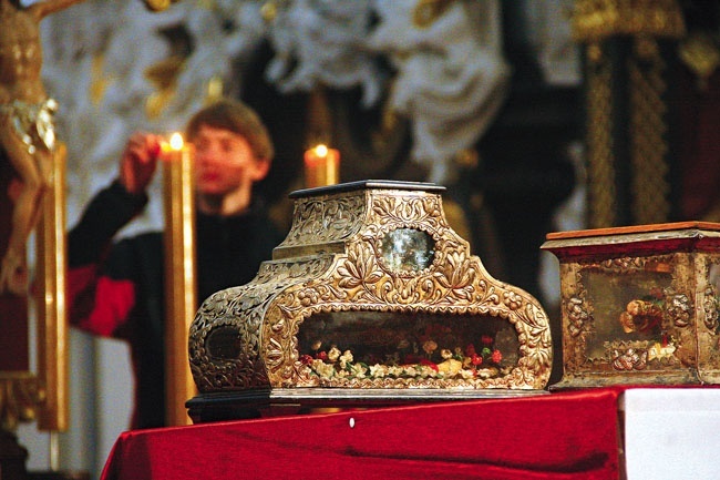 W Krzeszowie znajduje się duży zbiór relikwiarzy.