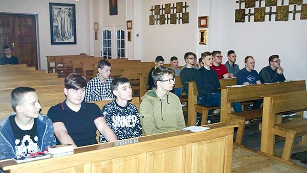 ◄	Uczestnicy rekolekcji w seminaryjnej  kaplicy. 
