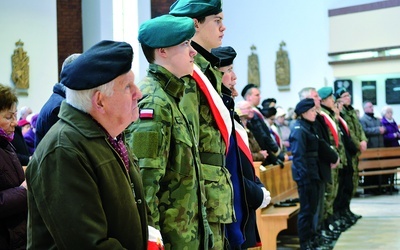 ▼	Na Mszy św. były obecne poczty sztandarowe z organizacji patriotycznych i miejscowych szkół.