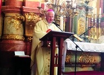 ▲	Biskup w czasie głoszenia homilii w kaplicy MB Świdnickiej.