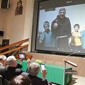 30 stycznia 2018 r., Katowice-Panewniki, inauguracja akcji.  Na ekranie – w przekazie  na żywo – ojciec Firas Lutfi i syryjskie dzieci.