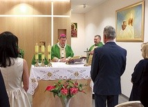 Abp Józef Kupny poświęcił miejsce sprawowania Eucharystii w placówce.