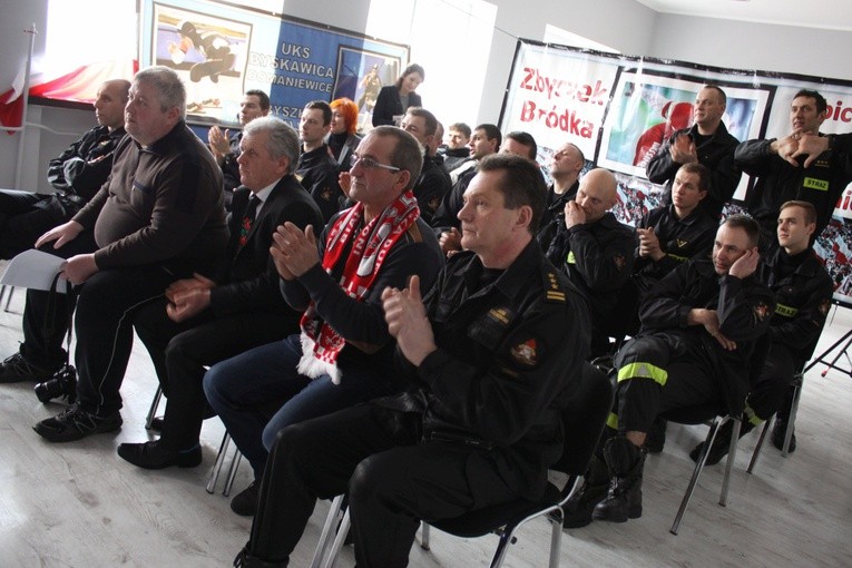 Strażacy z łowickiej jednostki oklaskują występ Zbigniewa Bródki w Pjongczangu