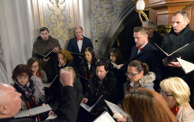 "Sancti Casimiri Cantores Radomienses" śpiewają w radomskiej katedrze