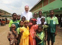 Bp Jeż z dziećmi w Bertuoa