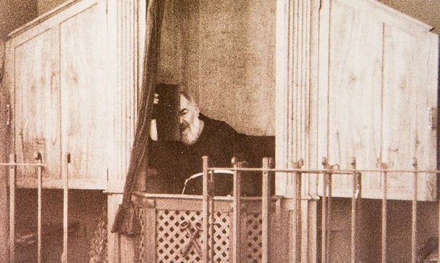 „Kapłan został wybrany do ołtarza i do konfesjonału” (o Pio). Na zdjęciu z 1955 roku święty w swoim konfesjonale.
