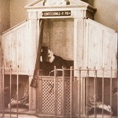 „Kapłan został wybrany do ołtarza i do konfesjonału” (o Pio). Na zdjęciu z 1955 roku święty w swoim konfesjonale.