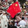 Styczeń 2016 r. Grupa chińskich katolików pozdrawia papieża w czasie audiencji na placu św. Piotra.