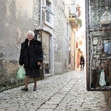 Domy z kamienia w Pietrelcinie  zbudowane są na skale.