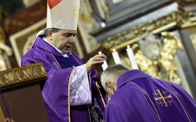 Biskup pomocniczy łowicki posypał też kapłanom i wiernym głowy popiołem.