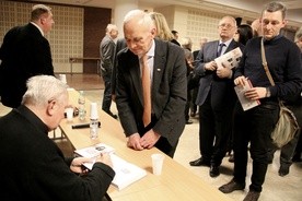 Po prezentacji i dyskusji, ks. prałat Józef Maj podpisywał książkę o płk. Cieplińskim