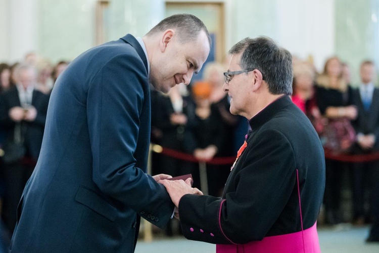 Wręczenie odznaczenia ks. Romualdowi Brudnowskiemu