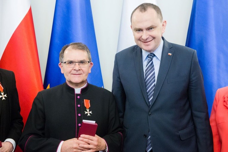 Wręczenie odznaczenia ks. Romualdowi Brudnowskiemu