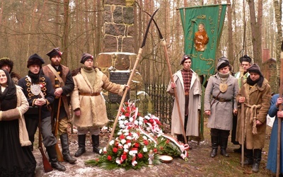 Uroczystości rozpoczęły się od polowej Mszy świętej odprawionej przy pomniku Powstańców na Mogiłach koło Bolimowa