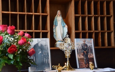 Relikwie o. Maksymiliana postawione były na oryginalnym biurku, przy którym siedział święty. 