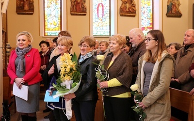 Wolontariusze na czele z Anną Lis, sekretarz CDR, na zakończenie Eucharystii podziękowali księżom