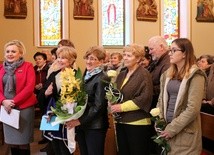 Wolontariusze na czele z Anną Lis, sekretarz CDR, na zakończenie Eucharystii podziękowali księżom