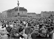 	Przejście przedstawicieli Episkopatu Polski z kościoła św. Anny na centralną uroczystość milenijną w katedrze warszawskiej  – 24 czerwca 1966 roku.