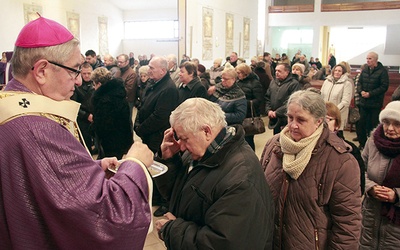 Liturgia Środy Popielcowej gromadzi co roku tłumy wiernych.