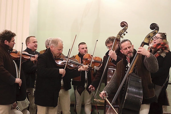 Artyści z lokalnych kapel modlili się, muzykując.