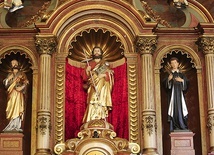 Figura w głównym ołtarzu zabytkowego drewnianego kościoła, zbudowanego w 1800 r.