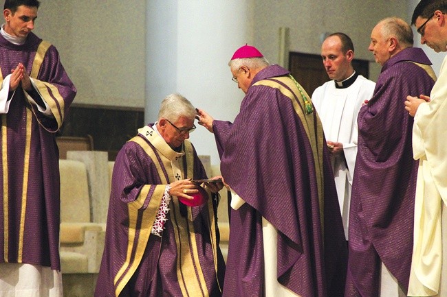 Obrzędu posypania głowy popiołem abp. Skworcowi udzielił biskup z Francji. Za nim stoi ks. Brzezinka.