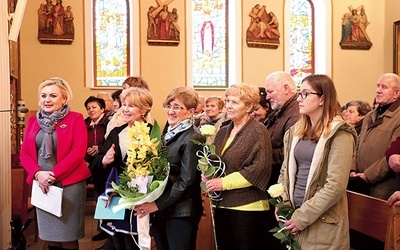 Uczestnicy z Anną Lis na czele oraz sekretarz CDR (pierwsza z lewej) na zakończenie Eucharystii podziękowali księżom.