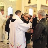 Kapłani błogosławią parom w kościele Chrystusa Dobrego Pasterza w Łowiczu.