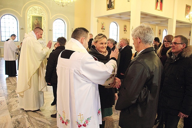 Kapłani błogosławią parom w kościele Chrystusa Dobrego Pasterza w Łowiczu.