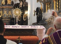 	Księża wraz z biskupem adorowali Najświętszy Sakrament.