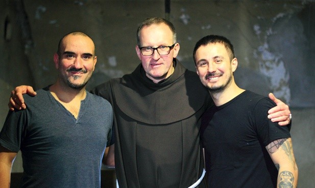 Tworzą pierwsze Ranczo Nadziei w Polsce – od lewej: Guzmán, br. Marek Baranowicz, Franklin.