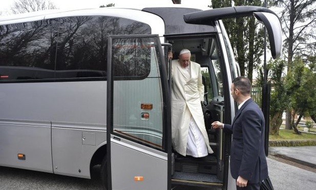 Papież przybywa na rekolekcje