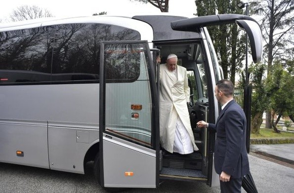 Papież przybywa na rekolekcje