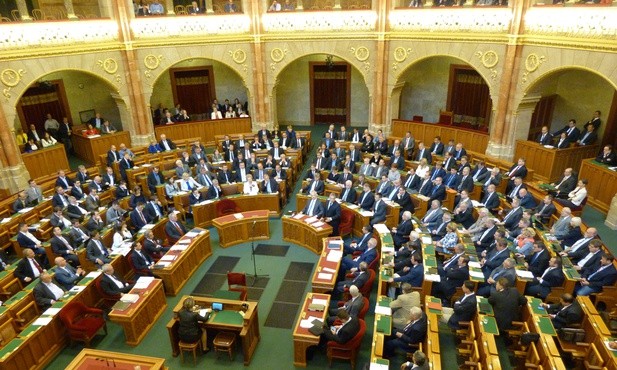 Parlament węgierski przyjął rezolucję o poparciu Polski