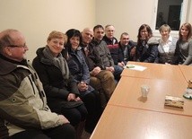 Organizatorzy rekolekcji dla ubogich i samotnych w siedzibie bielskiego klubu "Arka", prowadzonego przez Katolickie Towarzystwo Kulturalne