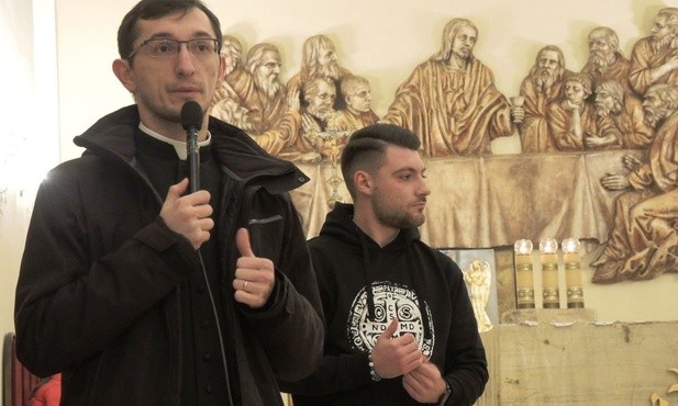 Ks Adrian Mętel z młodzieżą i Odnową w Duchu Świętym zaprosili Bartka Krakowiaka do Wapienicy